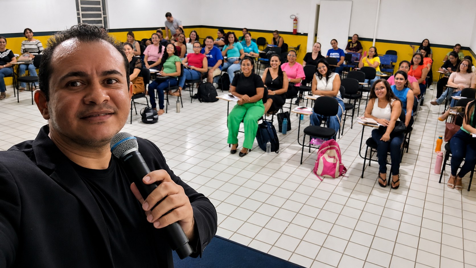 Pablo Anderson Moraes palestrando para um grupo