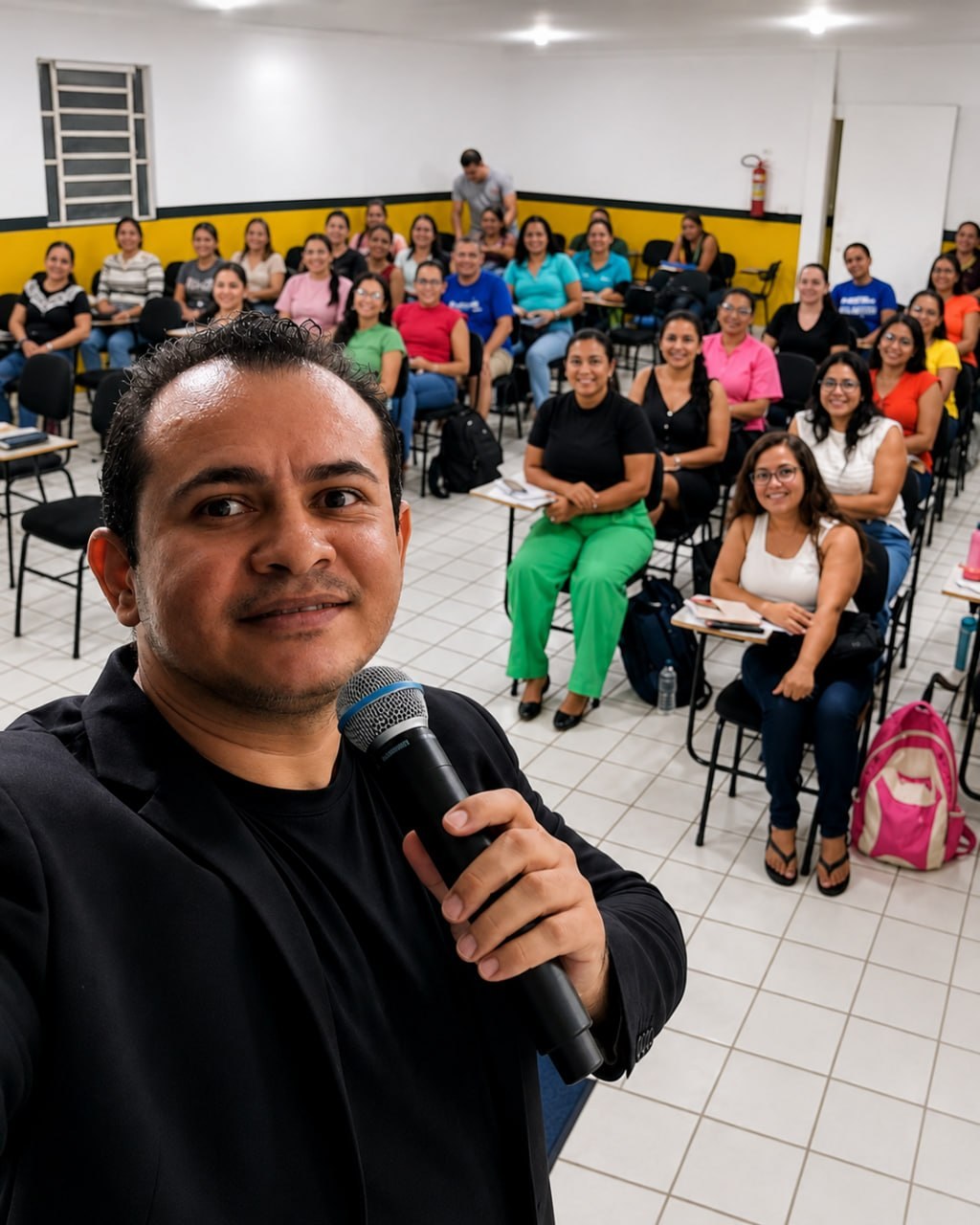 Pablo Anderson Moraes palestrando com microfone diante da plateia, retratando sua trajetória de trabalho